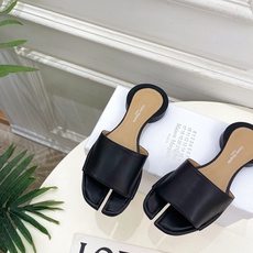 Maison Margiela· 马吉拉26𝐬𝐬 2026春夏新品MM6 分趾一字带圆跟拖鞋—————— Maison Margiela· 马吉拉26𝐬𝐬 2026春夏新品MM6 分趾一字带圆跟拖鞋——————