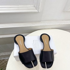 Maison Margiela· 马吉拉26𝐬𝐬 2026春夏新品MM6 分趾一字带圆跟拖鞋—————— Maison Margiela· 马吉拉26𝐬𝐬 2026春夏新品MM6 分趾一字带圆跟拖鞋——————