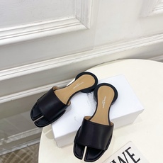 Maison Margiela· 马吉拉26𝐬𝐬 2026春夏新品MM6 分趾一字带圆跟拖鞋—————— Maison Margiela· 马吉拉26𝐬𝐬 2026春夏新品MM6 分趾一字带圆跟拖鞋——————