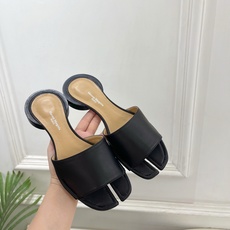 Maison Margiela· 马吉拉26𝐬𝐬 2026春夏新品MM6 分趾一字带圆跟拖鞋—————— Maison Margiela· 马吉拉26𝐬𝐬 2026春夏新品MM6 分趾一字带圆跟拖鞋——————