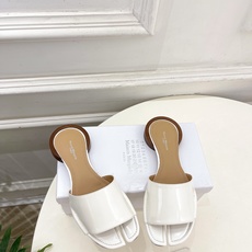 Maison Margiela· 马吉拉26𝐬𝐬 2026春夏新品MM6 分趾一字带圆跟拖鞋—————— Maison Margiela· 马吉拉26𝐬𝐬 2026春夏新品MM6 分趾一字带圆跟拖鞋——————