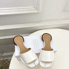 Maison Margiela· 马吉拉26𝐬𝐬 2026春夏新品MM6 分趾一字带圆跟拖鞋—————— Maison Margiela· 马吉拉26𝐬𝐬 2026春夏新品MM6 分趾一字带圆跟拖鞋——————