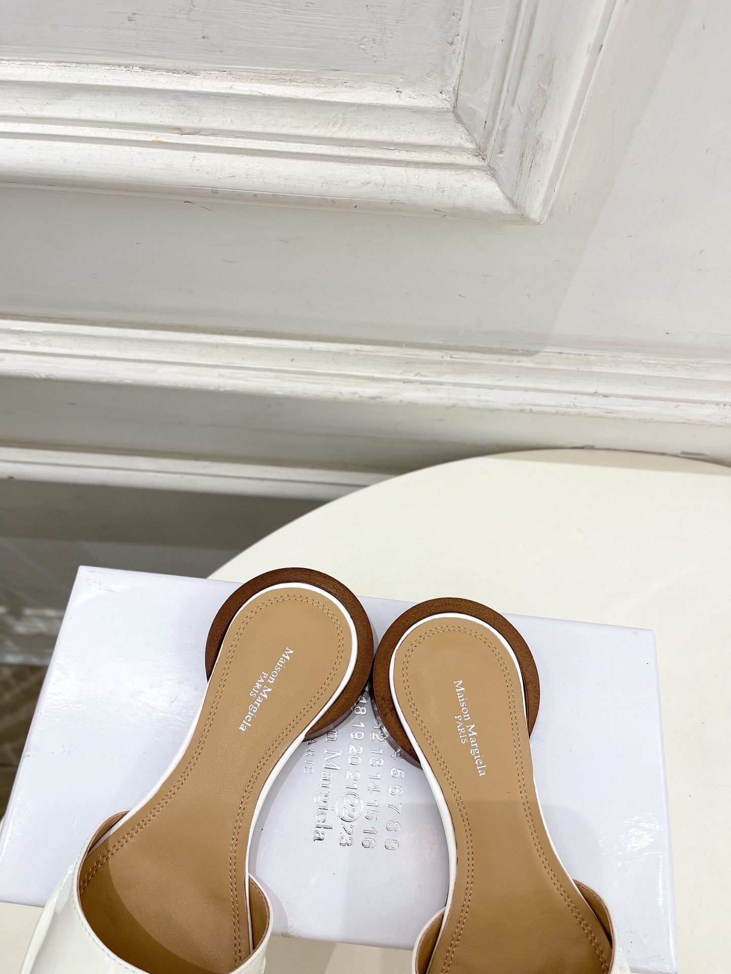 Maison Margiela· 马吉拉26𝐬𝐬 2026春夏新品MM6 分趾一字带圆跟拖鞋—————— Maison Margiela· 马吉拉26𝐬𝐬 2026春夏新品MM6 分趾一字带圆跟拖鞋——————