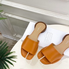 Maison Margiela· 马吉拉26𝐬𝐬 2026春夏新品MM6 分趾一字带圆跟拖鞋—————— Maison Margiela· 马吉拉26𝐬𝐬 2026春夏新品MM6 分趾一字带圆跟拖鞋——————