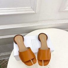 Maison Margiela· 马吉拉26𝐬𝐬 2026春夏新品MM6 分趾一字带圆跟拖鞋—————— Maison Margiela· 马吉拉26𝐬𝐬 2026春夏新品MM6 分趾一字带圆跟拖鞋——————