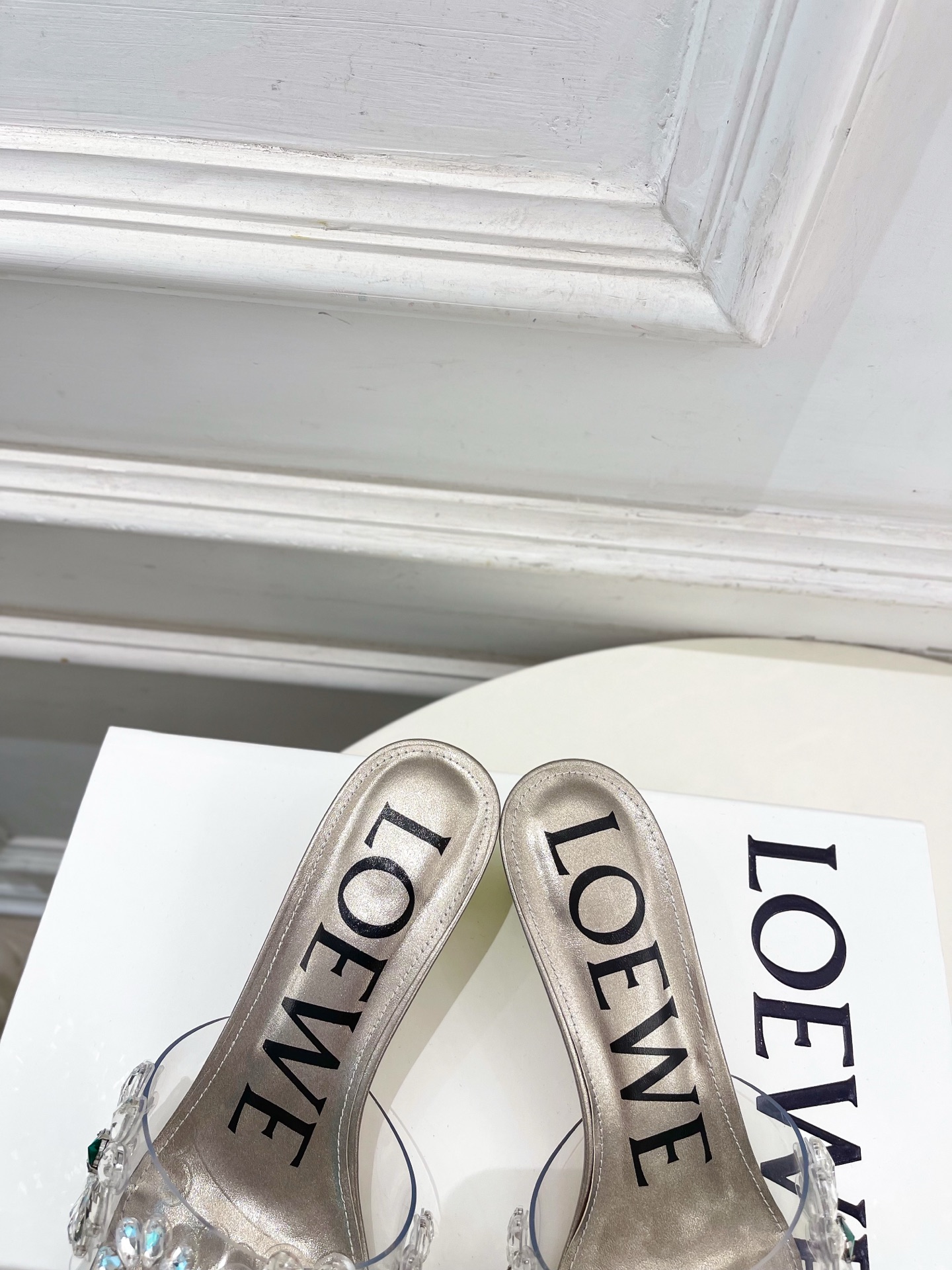 LOEWE 罗意威 2026春夏新品夏季度假风水晶花朵拖鞋—————————LOEWE作为这两年最受欢迎