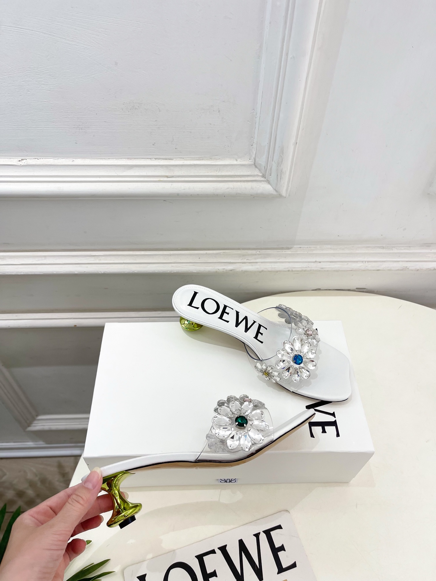LOEWE 罗意威 2026春夏新品夏季度假风水晶花朵拖鞋—————————LOEWE作为这两年最受欢迎