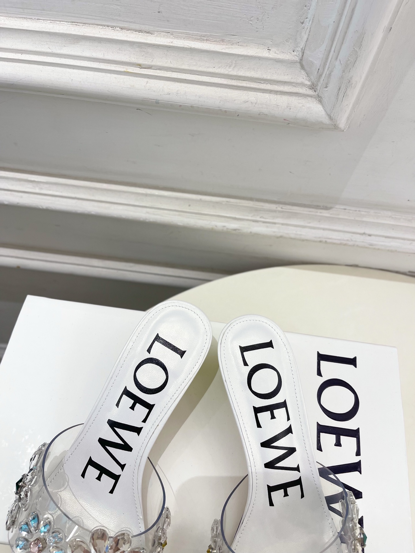 LOEWE 罗意威 2026春夏新品夏季度假风水晶花朵拖鞋—————————LOEWE作为这两年最受欢迎