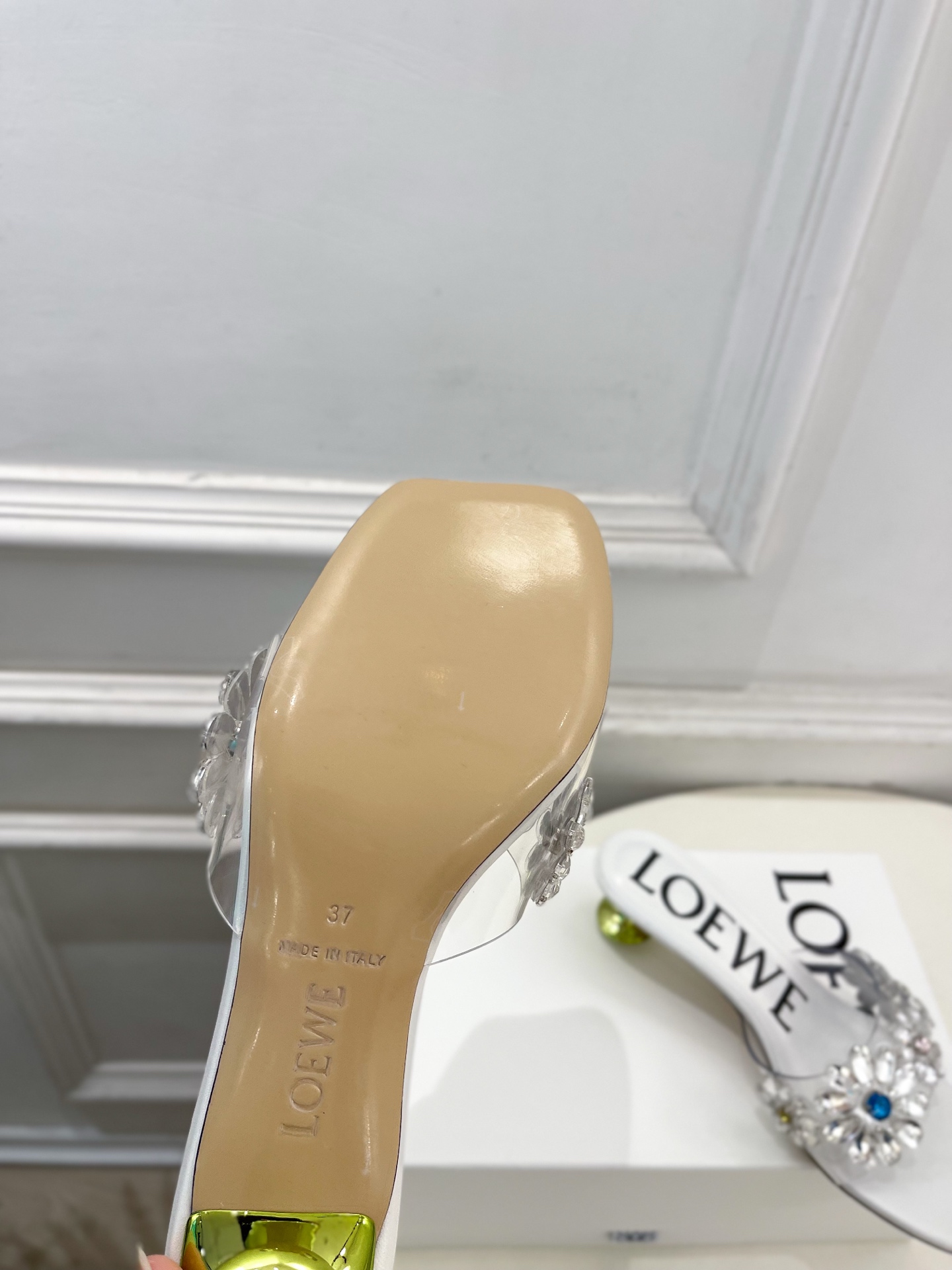LOEWE 罗意威 2026春夏新品夏季度假风水晶花朵拖鞋—————————LOEWE作为这两年最受欢迎