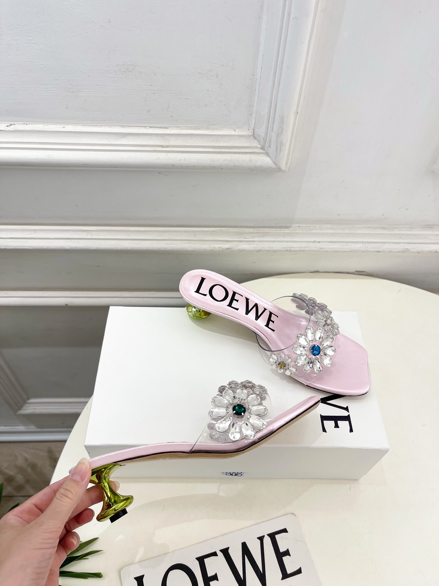LOEWE 罗意威 2026春夏新品夏季度假风水晶花朵拖鞋—————————LOEWE作为这两年最受欢迎