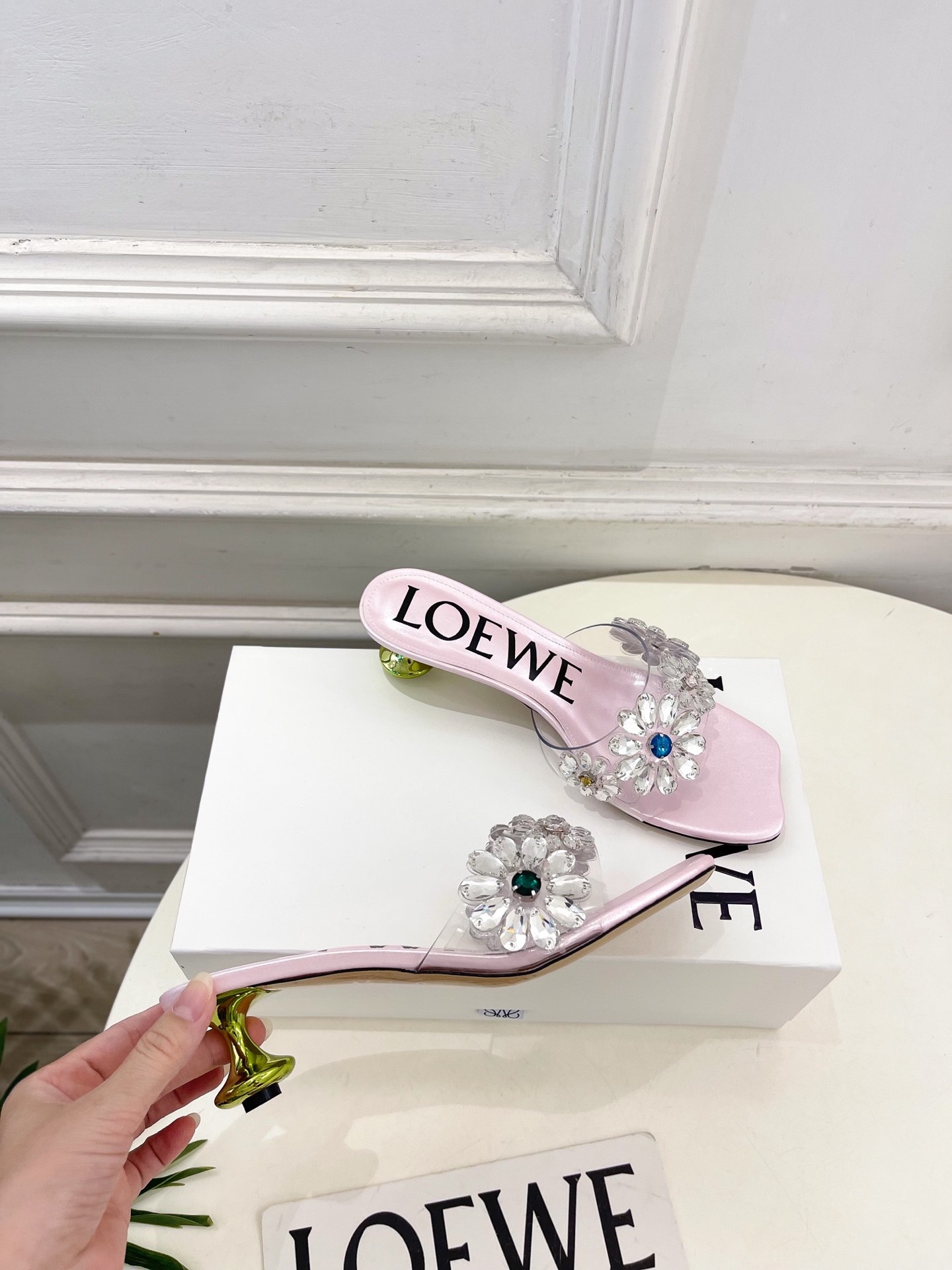 LOEWE 罗意威 2026春夏新品夏季度假风水晶花朵拖鞋—————————LOEWE作为这两年最受欢迎