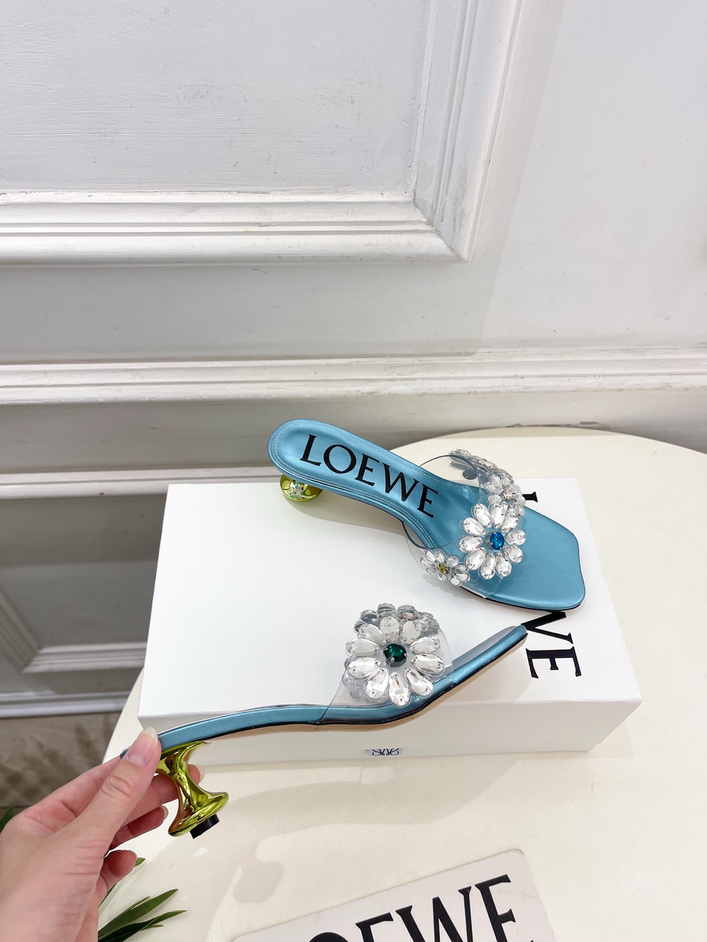 LOEWE 罗意威 2026春夏新品夏季度假风水晶花朵拖鞋—————————LOEWE作为这两年最受欢迎
