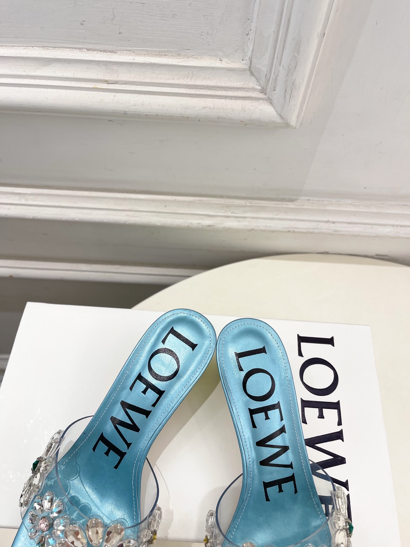 LOEWE 罗意威 2026春夏新品夏季度假风水晶花朵拖鞋—————————LOEWE作为这两年最受欢迎