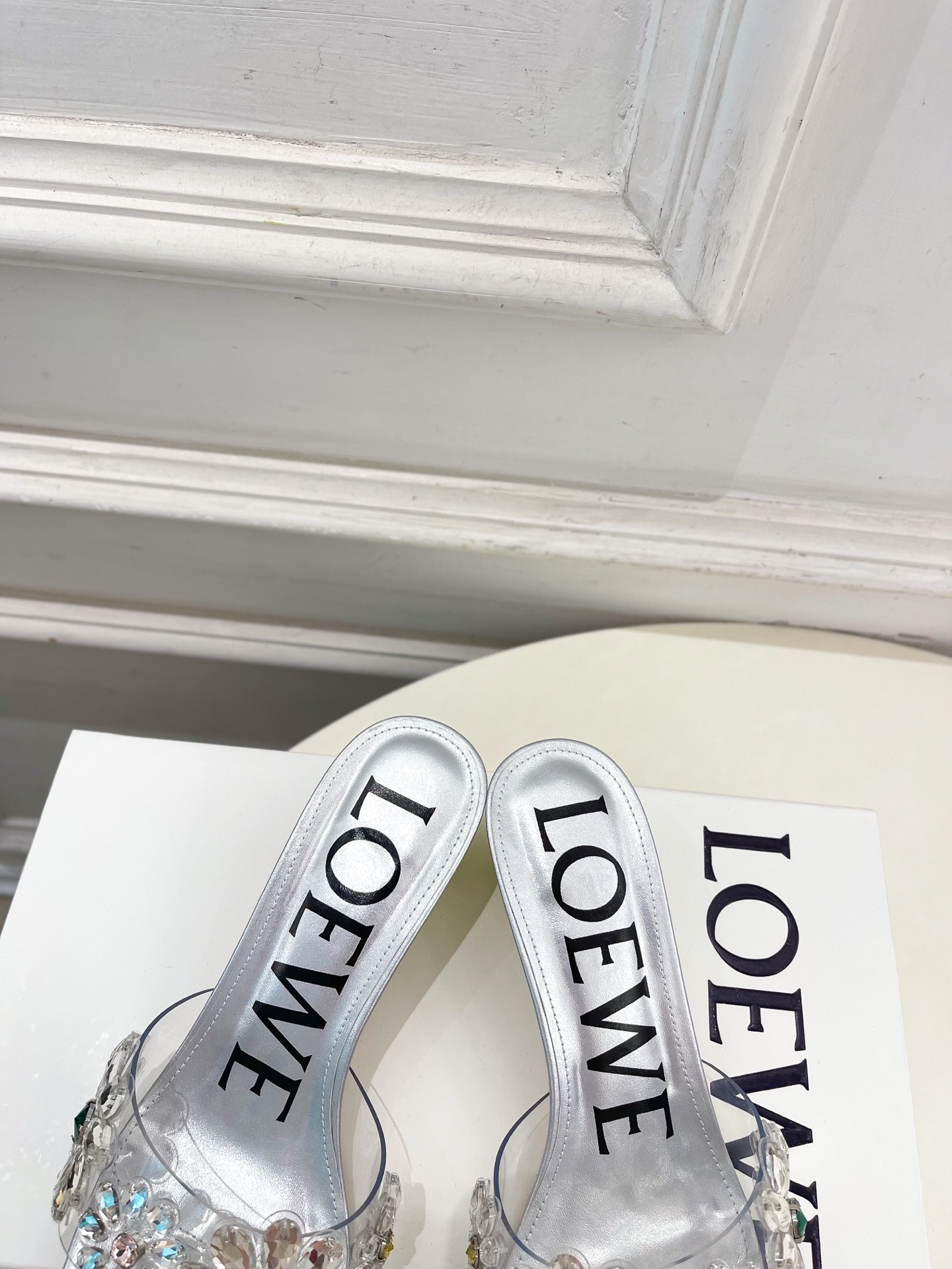 LOEWE 罗意威 2026春夏新品夏季度假风水晶花朵拖鞋—————————LOEWE作为这两年最受欢迎