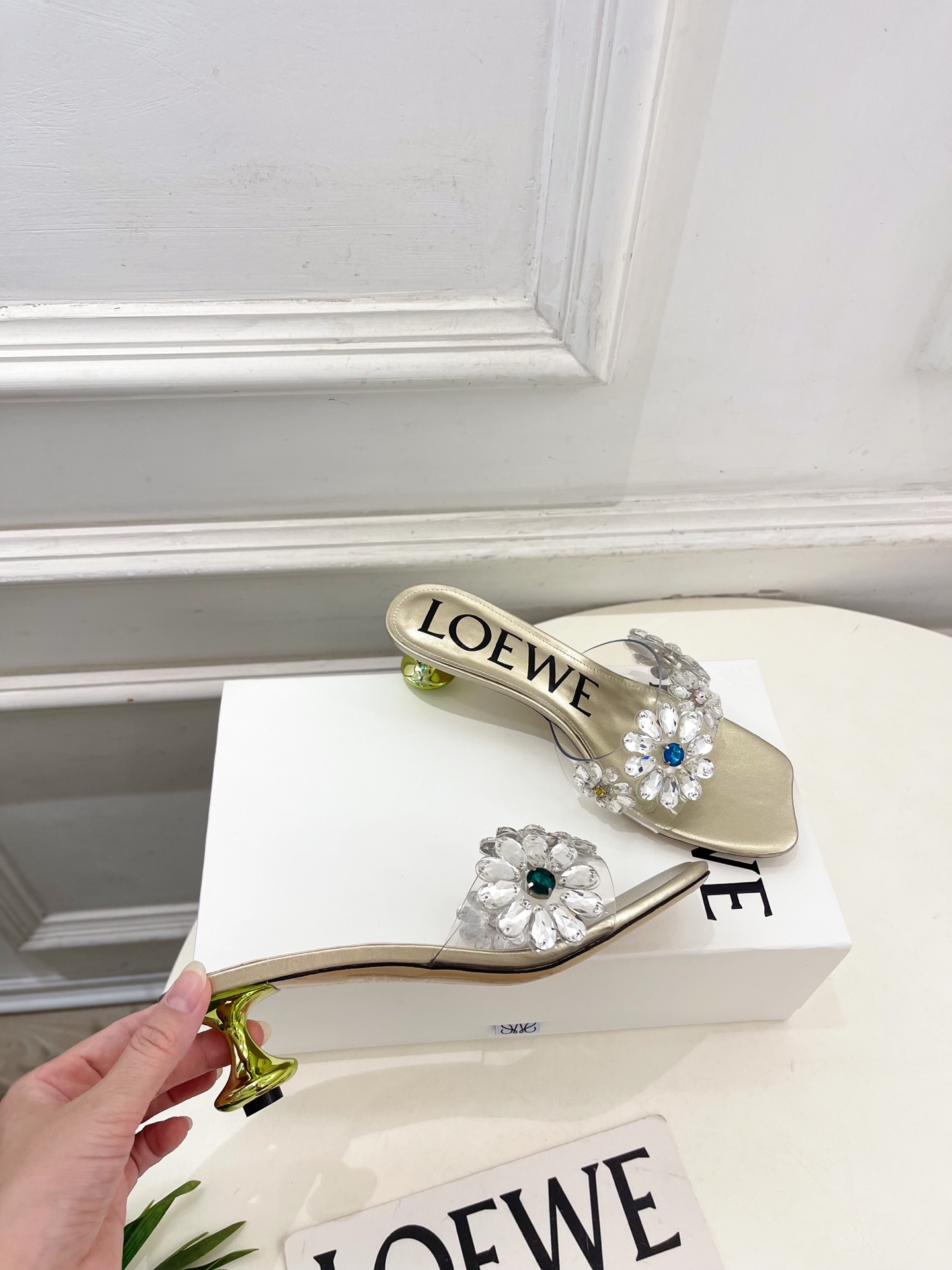 LOEWE 罗意威 2026春夏新品夏季度假风水晶花朵拖鞋—————————LOEWE作为这两年最受欢迎