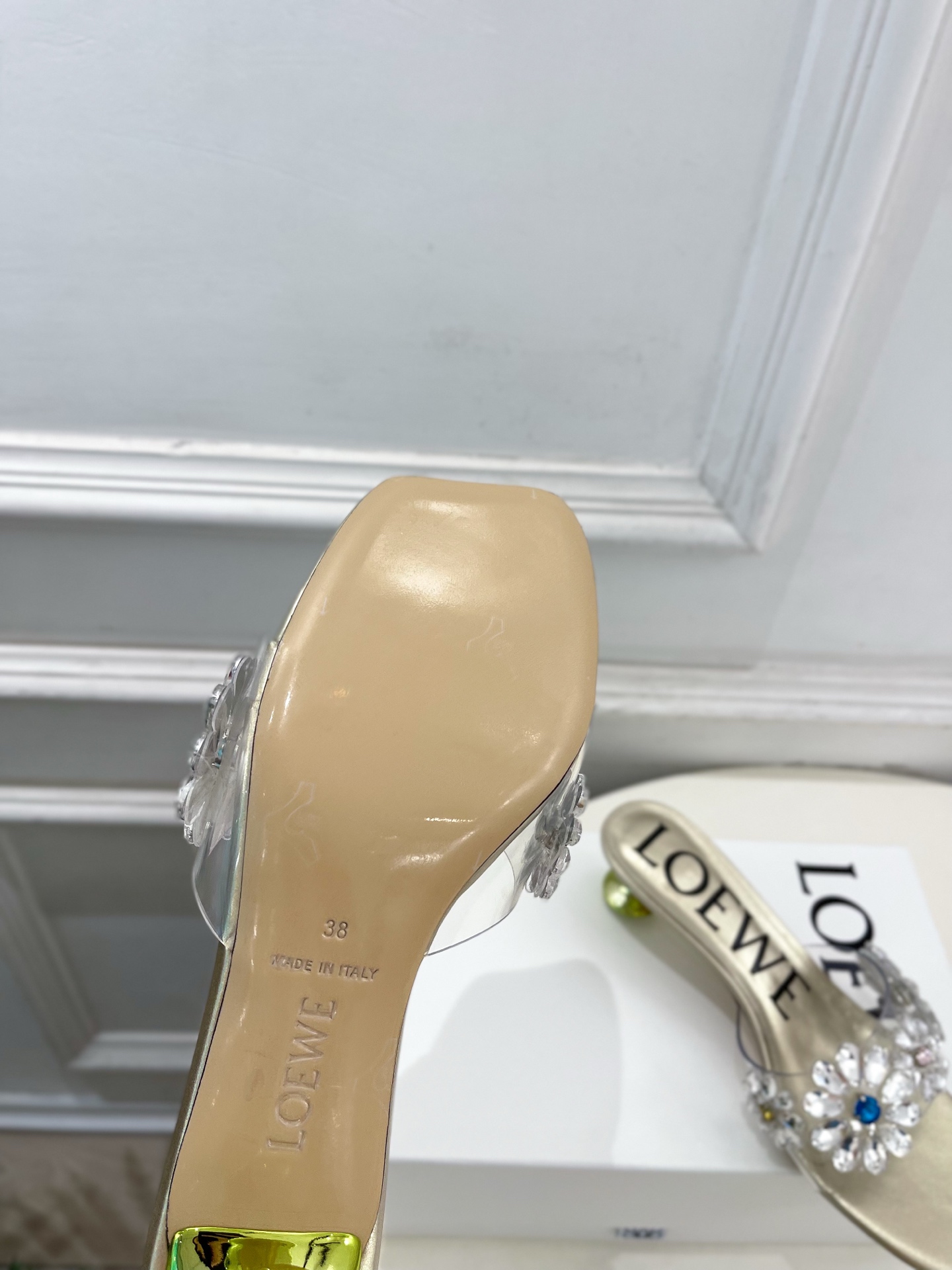 LOEWE 罗意威 2026春夏新品夏季度假风水晶花朵拖鞋—————————LOEWE作为这两年最受欢迎
