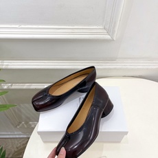 Maison Margiela· 马吉拉26𝐬𝐬 2026春夏新品MM6 复古分趾粗跟单鞋 —————— Maison Margiela· 马吉拉26𝐬𝐬 2026春夏新品MM6 复古分趾粗跟单鞋 ——————