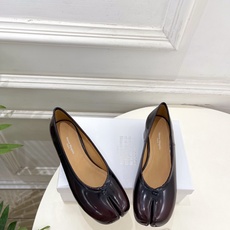 Maison Margiela· 马吉拉26𝐬𝐬 2026春夏新品MM6 复古分趾粗跟单鞋 —————— Maison Margiela· 马吉拉26𝐬𝐬 2026春夏新品MM6 复古分趾粗跟单鞋 ——————
