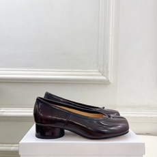 Maison Margiela· 马吉拉26𝐬𝐬 2026春夏新品MM6 复古分趾粗跟单鞋 —————— Maison Margiela· 马吉拉26𝐬𝐬 2026春夏新品MM6 复古分趾粗跟单鞋 ——————