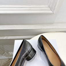 Maison Margiela· 马吉拉26𝐬𝐬 2026春夏新品MM6 复古分趾粗跟单鞋 —————— Maison Margiela· 马吉拉26𝐬𝐬 2026春夏新品MM6 复古分趾粗跟单鞋 ——————