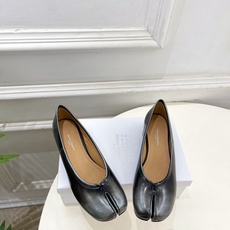 Maison Margiela· 马吉拉26𝐬𝐬 2026春夏新品MM6 复古分趾粗跟单鞋 —————— Maison Margiela· 马吉拉26𝐬𝐬 2026春夏新品MM6 复古分趾粗跟单鞋 ——————