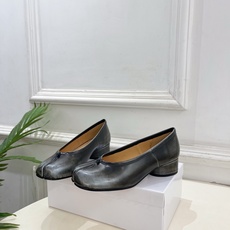 Maison Margiela· 马吉拉26𝐬𝐬 2026春夏新品MM6 复古分趾粗跟单鞋 —————— Maison Margiela· 马吉拉26𝐬𝐬 2026春夏新品MM6 复古分趾粗跟单鞋 ——————