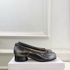 Maison Margiela· 马吉拉26𝐬𝐬 2026春夏新品MM6 复古分趾粗跟单鞋 —————— Maison Margiela· 马吉拉26𝐬𝐬 2026春夏新品MM6 复古分趾粗跟单鞋 ——————