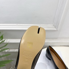 Maison Margiela· 马吉拉26𝐬𝐬 2026春夏新品MM6 复古分趾粗跟单鞋 —————— Maison Margiela· 马吉拉26𝐬𝐬 2026春夏新品MM6 复古分趾粗跟单鞋 ——————