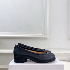 Maison Margiela· 马吉拉26𝐬𝐬 2026春夏新品MM6 复古分趾粗跟单鞋 —————— Maison Margiela· 马吉拉26𝐬𝐬 2026春夏新品MM6 复古分趾粗跟单鞋 ——————