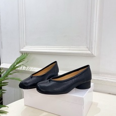 Maison Margiela· 马吉拉26𝐬𝐬 2026春夏新品MM6 复古分趾粗跟单鞋 —————— Maison Margiela· 马吉拉26𝐬𝐬 2026春夏新品MM6 复古分趾粗跟单鞋 ——————