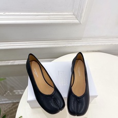 Maison Margiela· 马吉拉26𝐬𝐬 2026春夏新品MM6 复古分趾粗跟单鞋 —————— Maison Margiela· 马吉拉26𝐬𝐬 2026春夏新品MM6 复古分趾粗跟单鞋 ——————