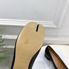 Maison Margiela· 马吉拉26𝐬𝐬 2026春夏新品MM6 复古分趾粗跟单鞋 —————— Maison Margiela· 马吉拉26𝐬𝐬 2026春夏新品MM6 复古分趾粗跟单鞋 ——————