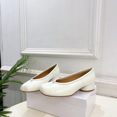 Maison Margiela· 马吉拉26𝐬𝐬 2026春夏新品MM6 复古分趾粗跟单鞋 —————— Maison Margiela· 马吉拉26𝐬𝐬 2026春夏新品MM6 复古分趾粗跟单鞋 ——————