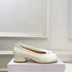 Maison Margiela· 马吉拉26𝐬𝐬 2026春夏新品MM6 复古分趾粗跟单鞋 —————— Maison Margiela· 马吉拉26𝐬𝐬 2026春夏新品MM6 复古分趾粗跟单鞋 ——————