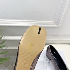 Maison Margiela· 马吉拉26𝐬𝐬 2026春夏新品MM6 复古分趾粗跟单鞋 —————— Maison Margiela· 马吉拉26𝐬𝐬 2026春夏新品MM6 复古分趾粗跟单鞋 ——————