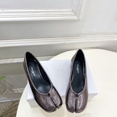 Maison Margiela· 马吉拉26𝐬𝐬 2026春夏新品MM6 复古分趾粗跟单鞋 —————— Maison Margiela· 马吉拉26𝐬𝐬 2026春夏新品MM6 复古分趾粗跟单鞋 ——————