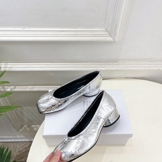 Maison Margiela· 马吉拉26𝐬𝐬 2026春夏新品MM6 复古分趾粗跟单鞋 —————— Maison Margiela· 马吉拉26𝐬𝐬 2026春夏新品MM6 复古分趾粗跟单鞋 ——————