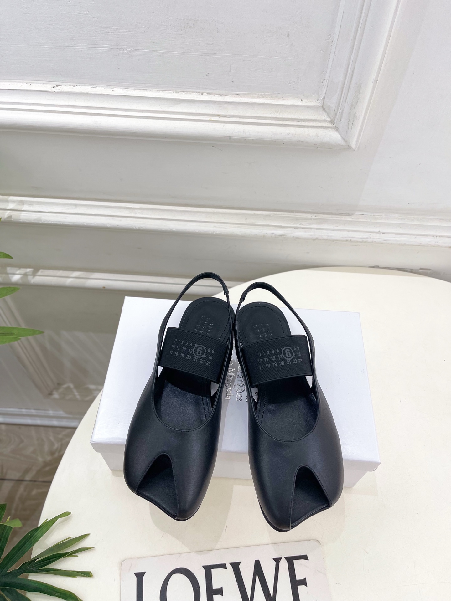 Maison Margiela马吉拉 26𝐬𝐬2026早春新款 MM6马吉拉字母弹力带苹果头玛丽珍凉鞋—