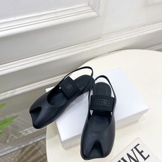 Maison Margiela马吉拉 26𝐬𝐬2026早春新款 MM6马吉拉字母弹力带苹果头玛丽珍凉鞋— Maison Margiela马吉拉 26𝐬𝐬2026早春新款 MM6马吉拉字母弹力带苹果头玛丽珍凉鞋—