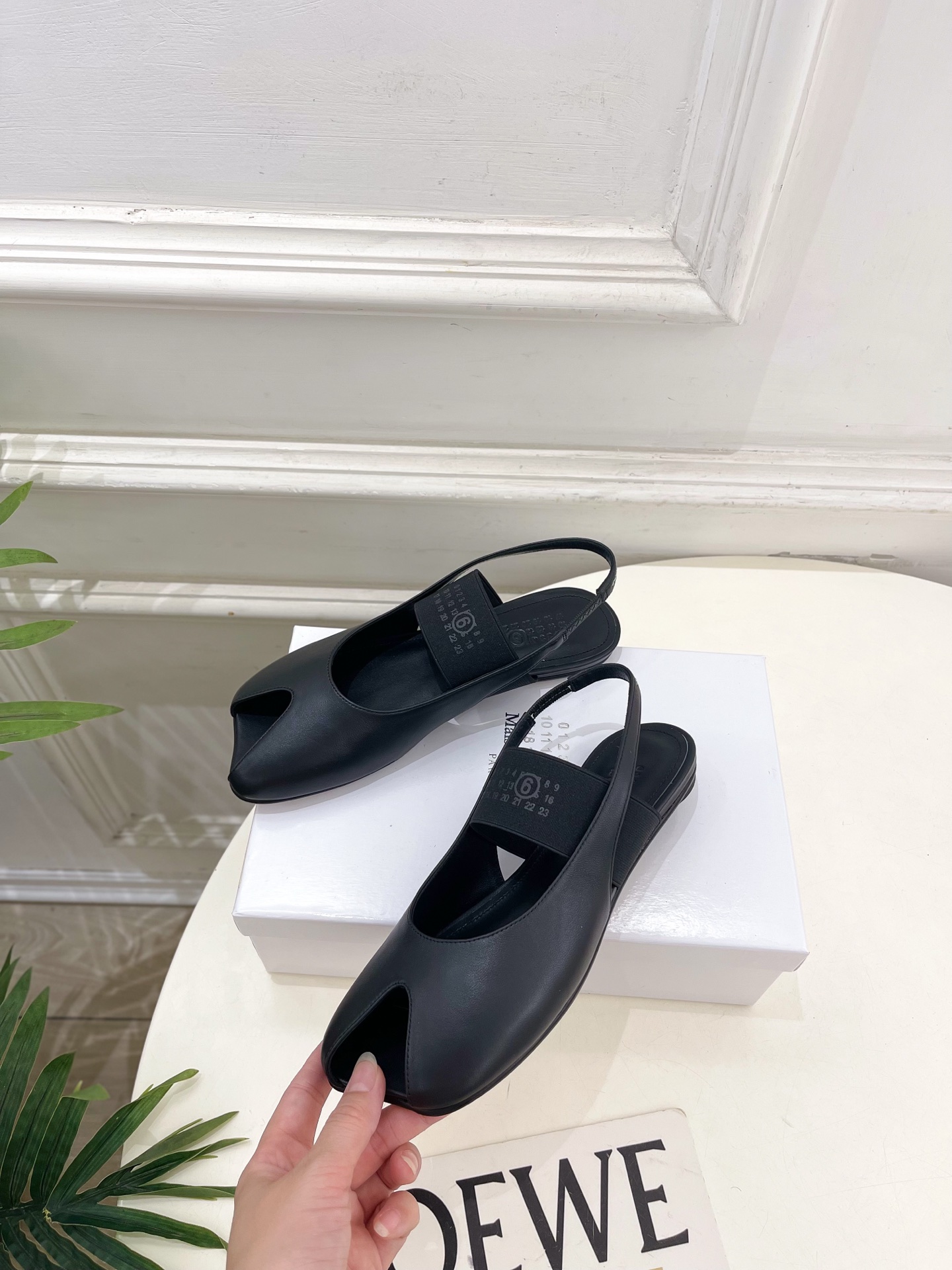 Maison Margiela马吉拉 26𝐬𝐬2026早春新款 MM6马吉拉字母弹力带苹果头玛丽珍凉鞋— Maison Margiela马吉拉 26𝐬𝐬2026早春新款 MM6马吉拉字母弹力带苹果头玛丽珍凉鞋—