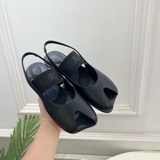 Maison Margiela马吉拉 26𝐬𝐬2026早春新款 MM6马吉拉字母弹力带苹果头玛丽珍凉鞋— Maison Margiela马吉拉 26𝐬𝐬2026早春新款 MM6马吉拉字母弹力带苹果头玛丽珍凉鞋—