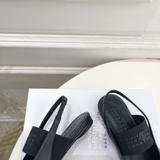 Maison Margiela马吉拉 26𝐬𝐬2026早春新款 MM6马吉拉字母弹力带苹果头玛丽珍凉鞋— Maison Margiela马吉拉 26𝐬𝐬2026早春新款 MM6马吉拉字母弹力带苹果头玛丽珍凉鞋—