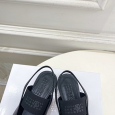 Maison Margiela马吉拉 26𝐬𝐬2026早春新款 MM6马吉拉字母弹力带苹果头玛丽珍凉鞋— Maison Margiela马吉拉 26𝐬𝐬2026早春新款 MM6马吉拉字母弹力带苹果头玛丽珍凉鞋—