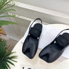 Maison Margiela马吉拉 26𝐬𝐬2026早春新款 MM6马吉拉字母弹力带苹果头玛丽珍凉鞋— Maison Margiela马吉拉 26𝐬𝐬2026早春新款 MM6马吉拉字母弹力带苹果头玛丽珍凉鞋—