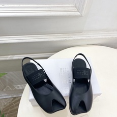 Maison Margiela马吉拉 26𝐬𝐬2026早春新款 MM6马吉拉字母弹力带苹果头玛丽珍凉鞋— Maison Margiela马吉拉 26𝐬𝐬2026早春新款 MM6马吉拉字母弹力带苹果头玛丽珍凉鞋—