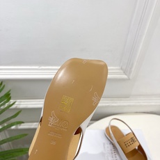 Maison Margiela马吉拉 26𝐬𝐬2026早春新款 MM6马吉拉字母弹力带苹果头玛丽珍凉鞋— Maison Margiela马吉拉 26𝐬𝐬2026早春新款 MM6马吉拉字母弹力带苹果头玛丽珍凉鞋—