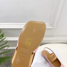 Maison Margiela马吉拉 26𝐬𝐬2026早春新款 MM6马吉拉字母弹力带苹果头玛丽珍凉鞋— Maison Margiela马吉拉 26𝐬𝐬2026早春新款 MM6马吉拉字母弹力带苹果头玛丽珍凉鞋—