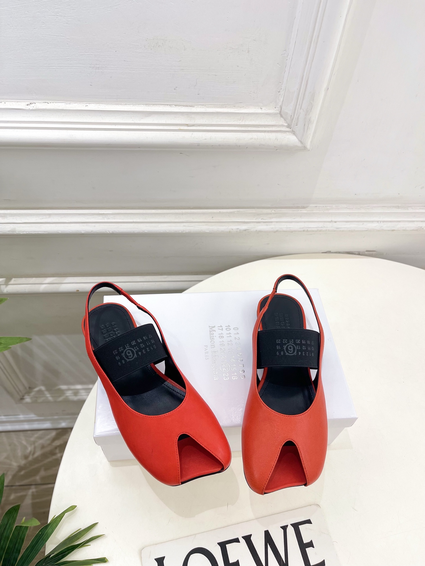 Maison Margiela马吉拉 26𝐬𝐬2026早春新款 MM6马吉拉字母弹力带苹果头玛丽珍凉鞋— Maison Margiela马吉拉 26𝐬𝐬2026早春新款 MM6马吉拉字母弹力带苹果头玛丽珍凉鞋—