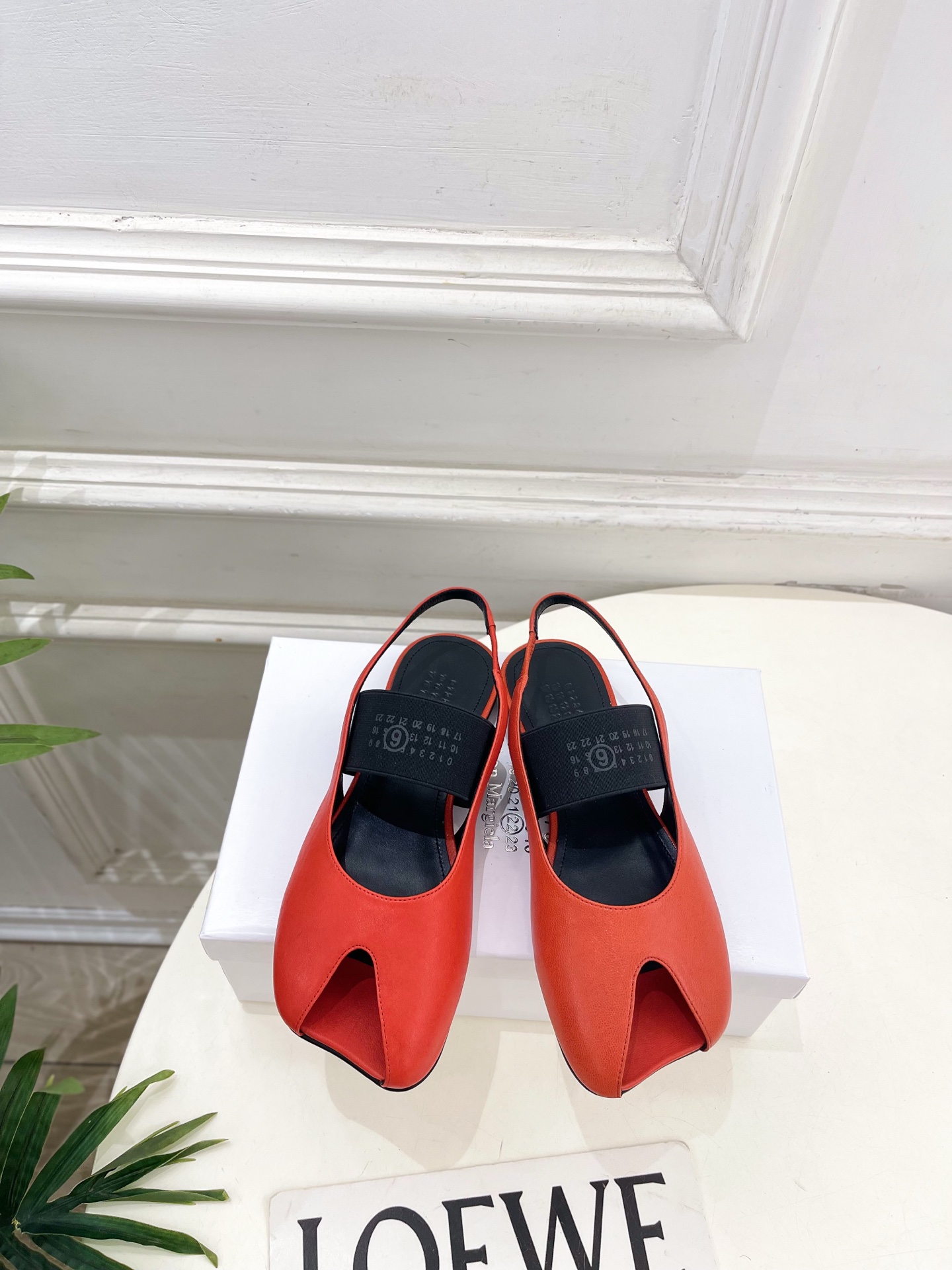 Maison Margiela马吉拉 26𝐬𝐬2026早春新款 MM6马吉拉字母弹力带苹果头玛丽珍凉鞋—