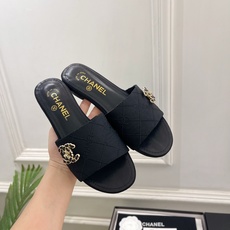 𝐂𝐇𝐀𝐍𝐄𝐋 | 小香 26𝐬𝐬 🦋2026 春夏新品 专柜经典走秀款 小香双C刺绣菱格平底拖鞋 𝐂𝐇𝐀𝐍𝐄𝐋 | 小香 26𝐬𝐬 🦋2026 春夏新品 专柜经典走秀款 小香双C刺绣菱格平底拖鞋